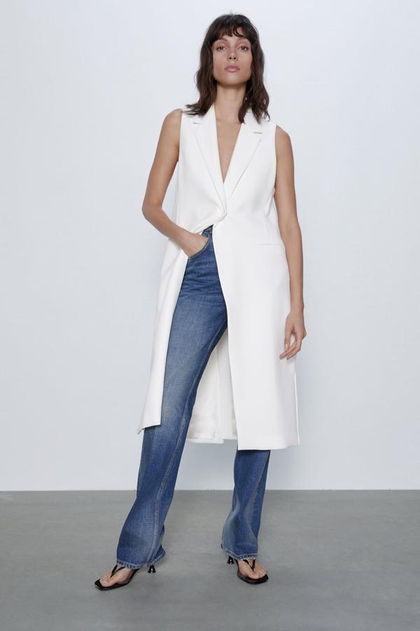 En Zara apuestan por los tiros largos con este chaleco blanco con solapas y un solo botón (49,95 euros):