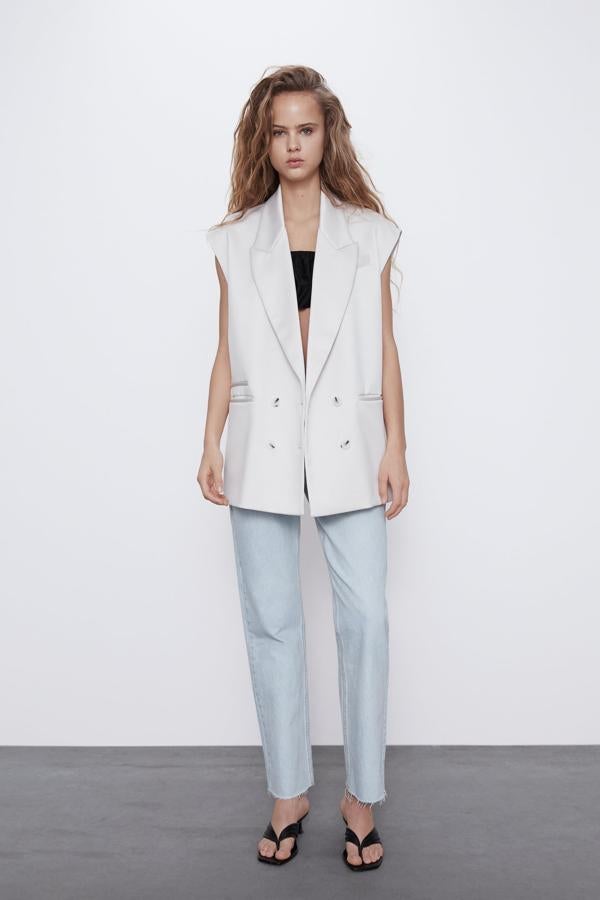 De corte oversize, solo apto para las más modernas, este chaleco en color hielo es de Zara (39,95 euros).