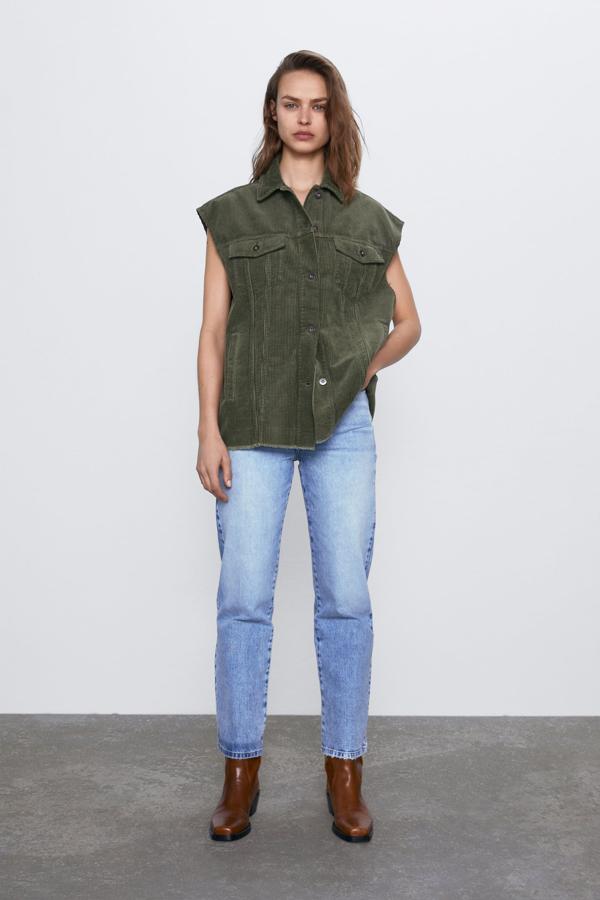 Las más atrevidas tienen este modelo de pana en verde militar, de Zara (25,95 euros).