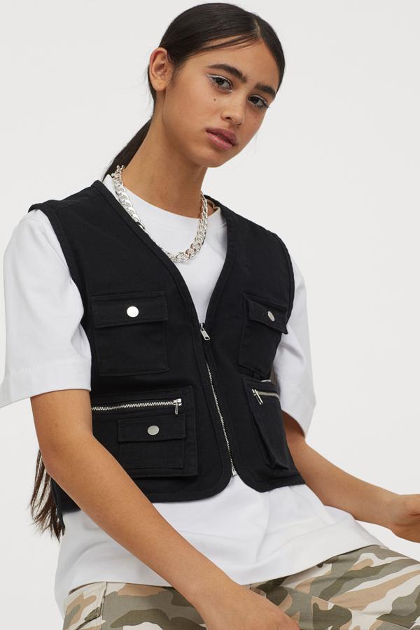 No solo son tendencia los monos utility, en H&M demuestran que también lo son los chalecos. ¿Te animas con uno como este? Con tantos bolsillos no vas a necesitar ni bolso (19,99 euros).