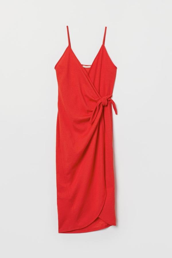 Vestido midi, de tirantes y de corte cruzado de H&M (34,99 euros).