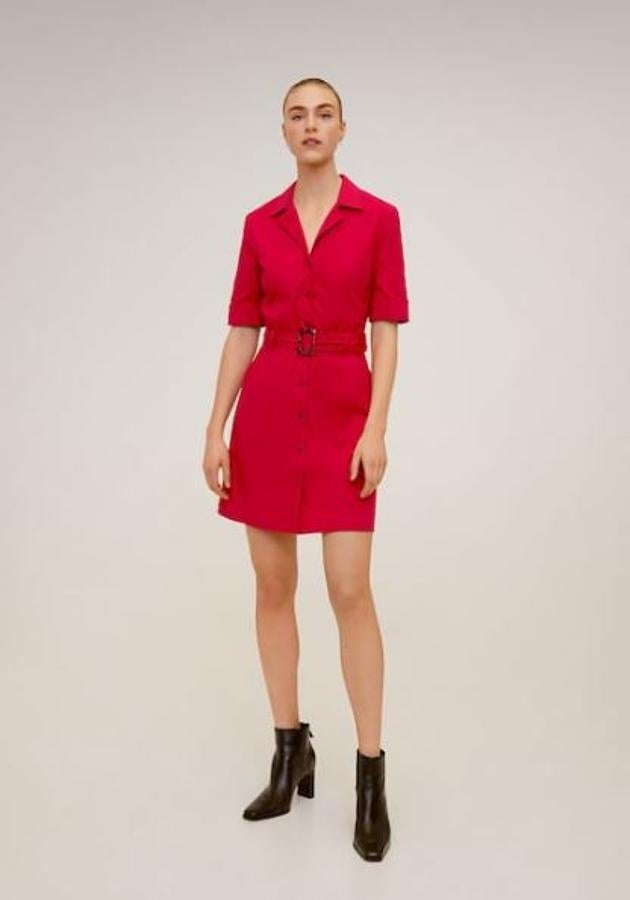 Vestido mini camisero con cinturón y cierre de botones, de Mango (25,99 euros).