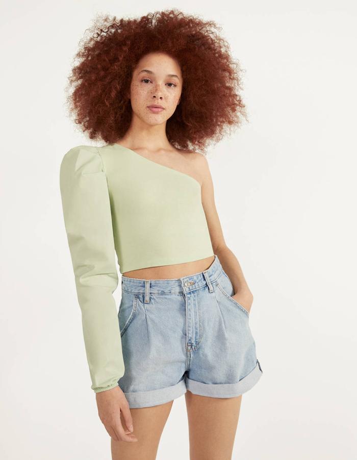 En Bershka no puede faltar el modelo mom fit en diferentes tonos como este clarito (17,99 euros).