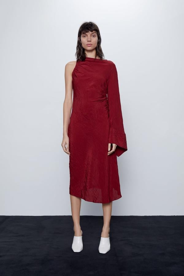 Vestido midi con escote asimétrico y manga acampanada de Zara (69,95 euros).
