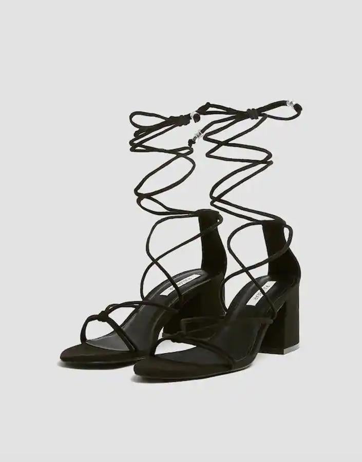 Otra propuesta en color negro son estas sandalias de tacón ancho de Pull&Bear con detalle de tiras estrechas en la parte delantera y cierre mediante lazada en el tobillo. Cuestan 25,99 euros y están disponibles entre los números 35 y 41.