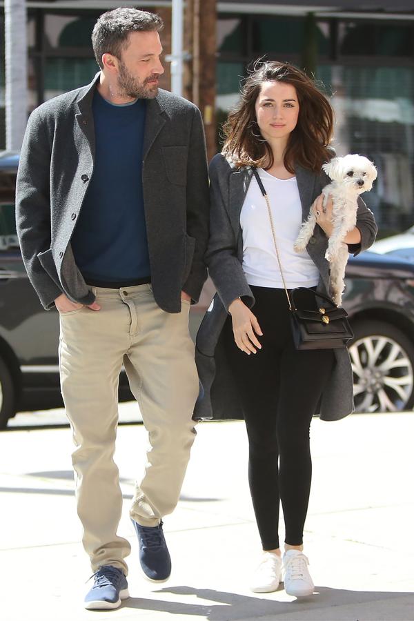 Una de básicos. Leggings en negro, camiseta blanca y un abrigo gris de entretiempo. Y, cómo no, sus zapatillas blancas. Lo que más llama la atención de este look es su bolso de Bulgari, una edición especial creada por Alexander Wang.
