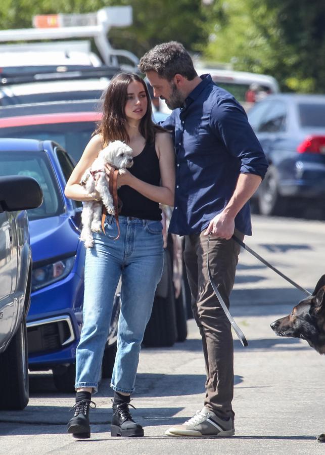 Este es hasta la fecha su look más sencillo. Pantalones vaqueros tobilleros y de corte recto, camiseta negra de tirantes y unos botines militares. No le hace falta más para que nos fijemos en ella, todo le queda bien.