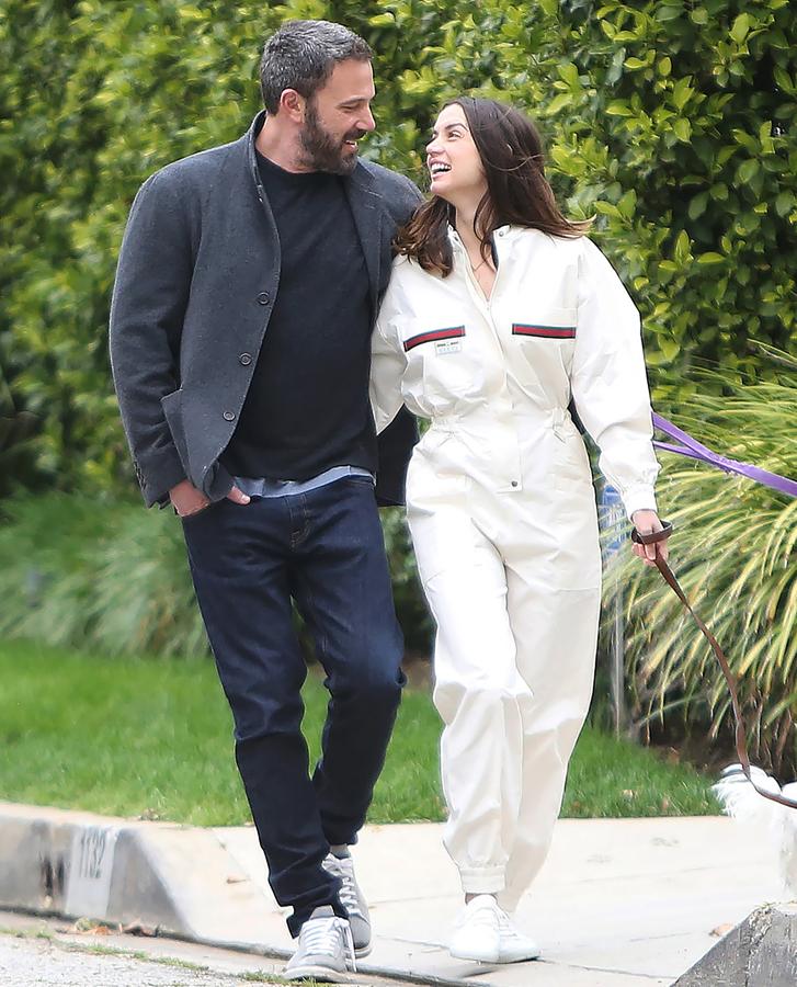 Este es su último look y nuestro primer favorito. Un mono tipo piloto de carreras firmado por Gucci, en blanco, con goma en la cintura y dos franjas rojas y verdes en la parte delantera. Un look que completan sus zapatillas blancas favoritas, un modelo de Saint Laurent que no se ha quitado en semanas.