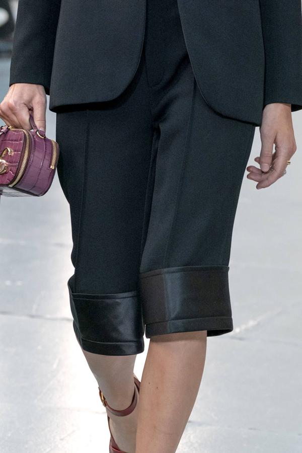 Estilo Tom Sawyer. Pero, en realidad, para una urbanita de agenda formal, con dobladillo muy ancho en seda, de Chloé.