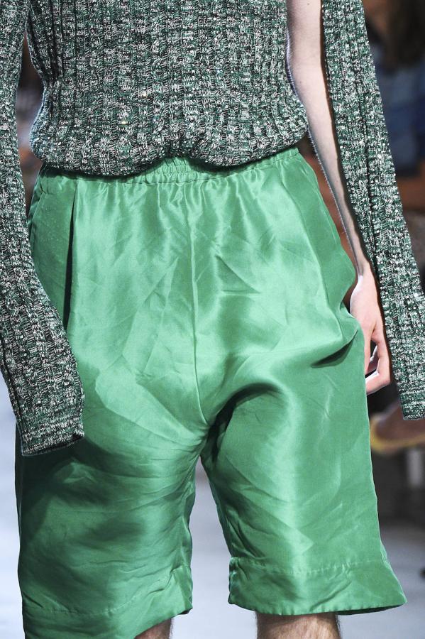 La arruga es bella. De aire deportivo, con cinturilla elástica y en seda arrugada, de Nº 21.