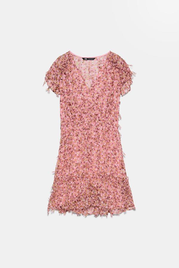 Las flores siempren son una buena idea y más si están plasmadas en un vestido original, como este de Zara (39,95 euros).
