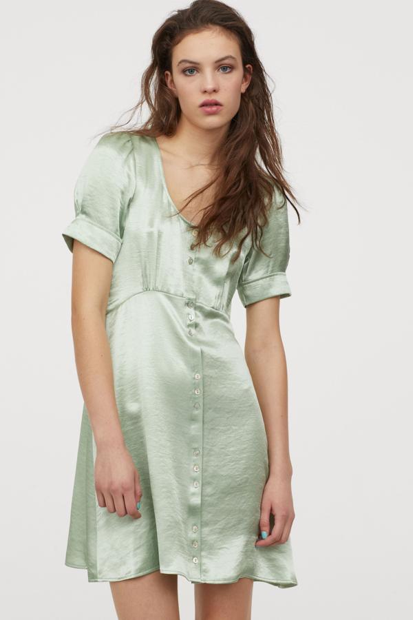 Si lo que te gustan son los vestidos de raso minimalistas, este de H&M en verde sorbete es perfecto para ti (29,99 euros).