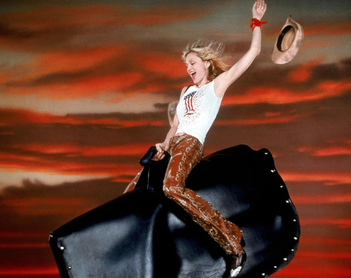 ¿Alguien dijo encasillarse? Madonna tampoco fue ajena al efecto 2000 y el cambio de milenio fue su oportunidad para lanzar Music, un álbum electrónico para el que se convirtió en una cowgirl por obra y gracia de Dsquared.