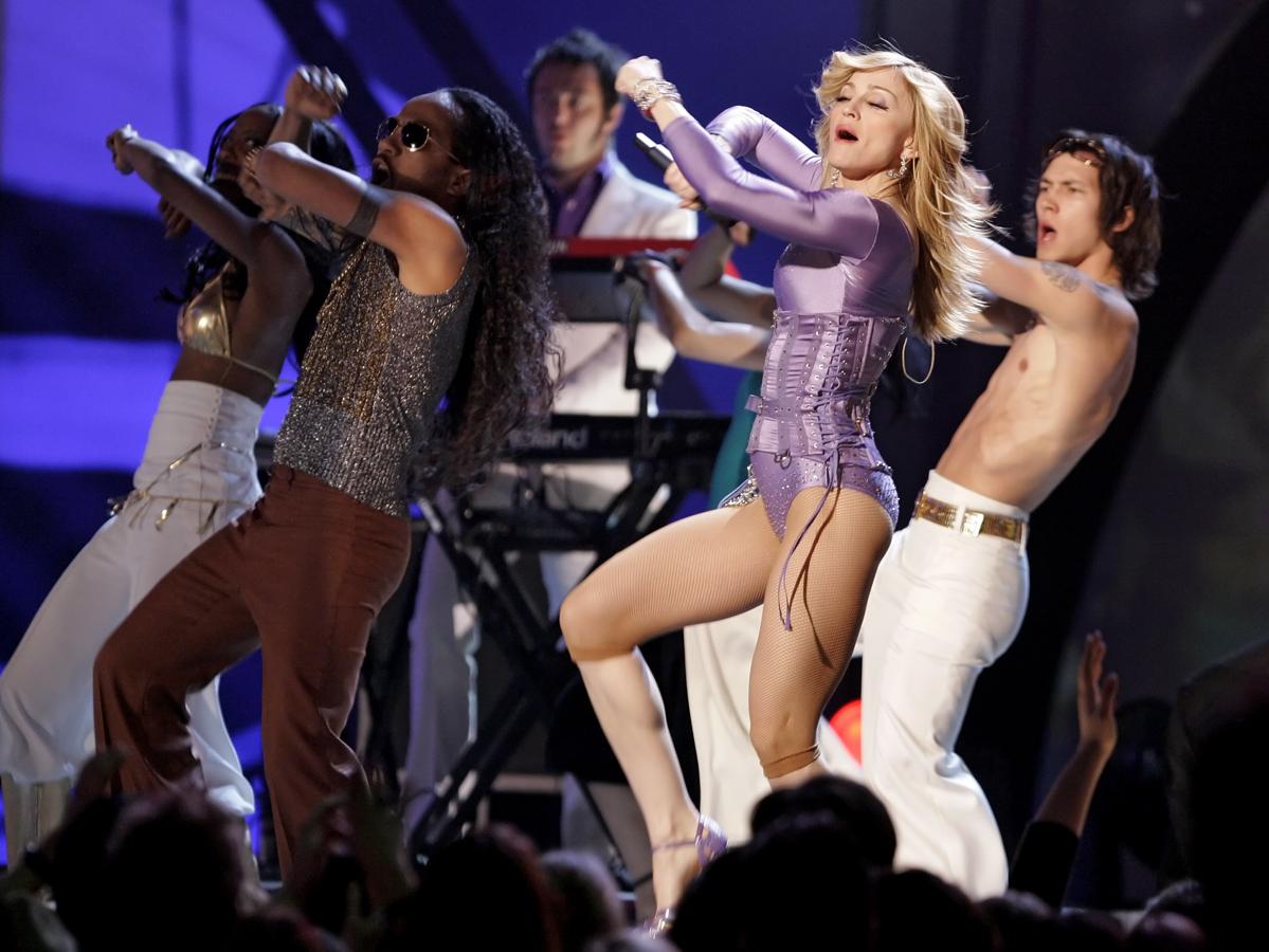 A ritmo de un clásico de Abba y ataviada con mallas de lycra, Madonna lanzó el disco Confessions on a dancefloor para recuperar los añorados y despreocupados años 80.