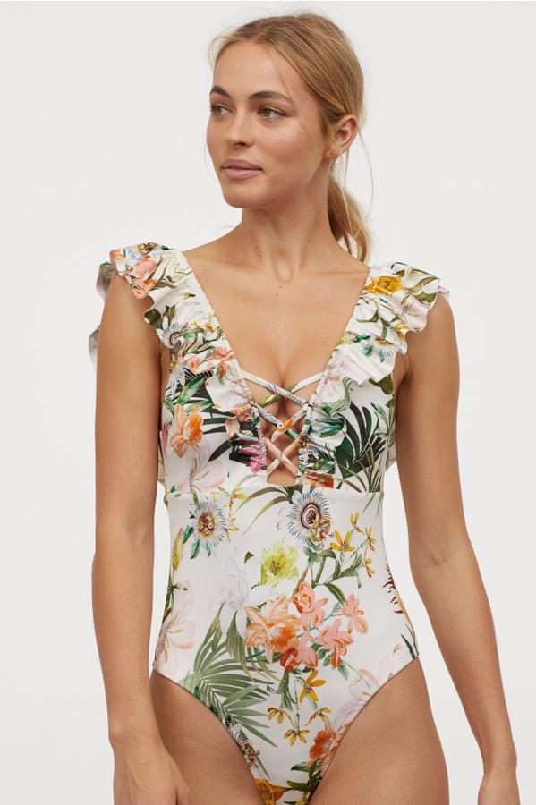 En color crema con flores en tonos pastel, este traje de baño con lazada cruzada en el pecho y volante decorativo en el frontal y la espalda es de H&M. Cuesta 29,99 euros y está disponible entre las tallas 34 y 48.