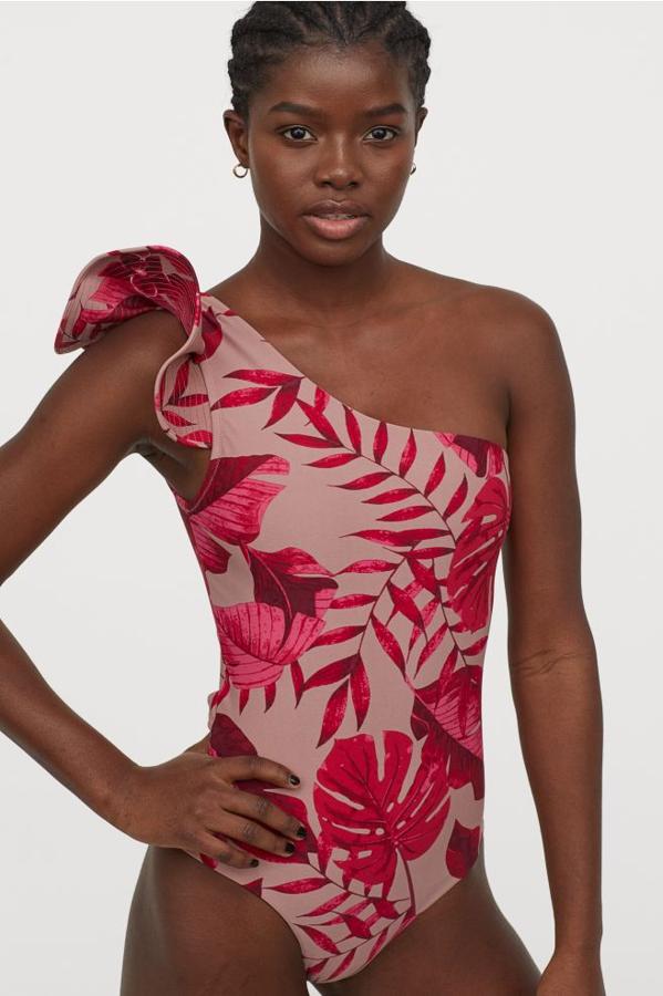 Perteneciente a la colección de Johanna Ortiz, este bañador de H&M viene con estampado de flores rojas y volante amplio en un hombro. Cuesta 29,99 euros y está disponible en todas las tallas entre la 32 y la 50, menos la 34 y la 42.