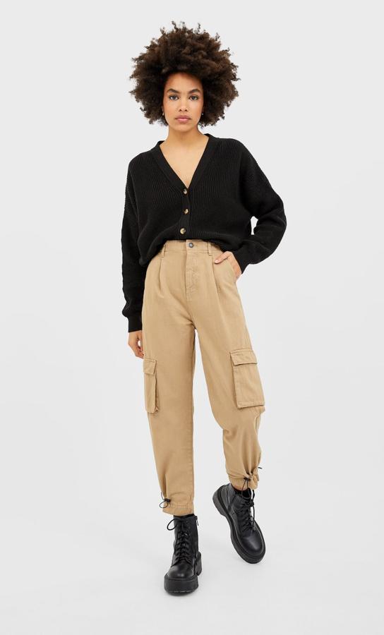 Bajos ajustables con goma para este pantalón cargo de Stradivarius en color beige. De 29,99 euros ha pasado a 14,99 euros y está disponible en las tallas 34, 38, 40 y 42 aunque todas se están agotando.
