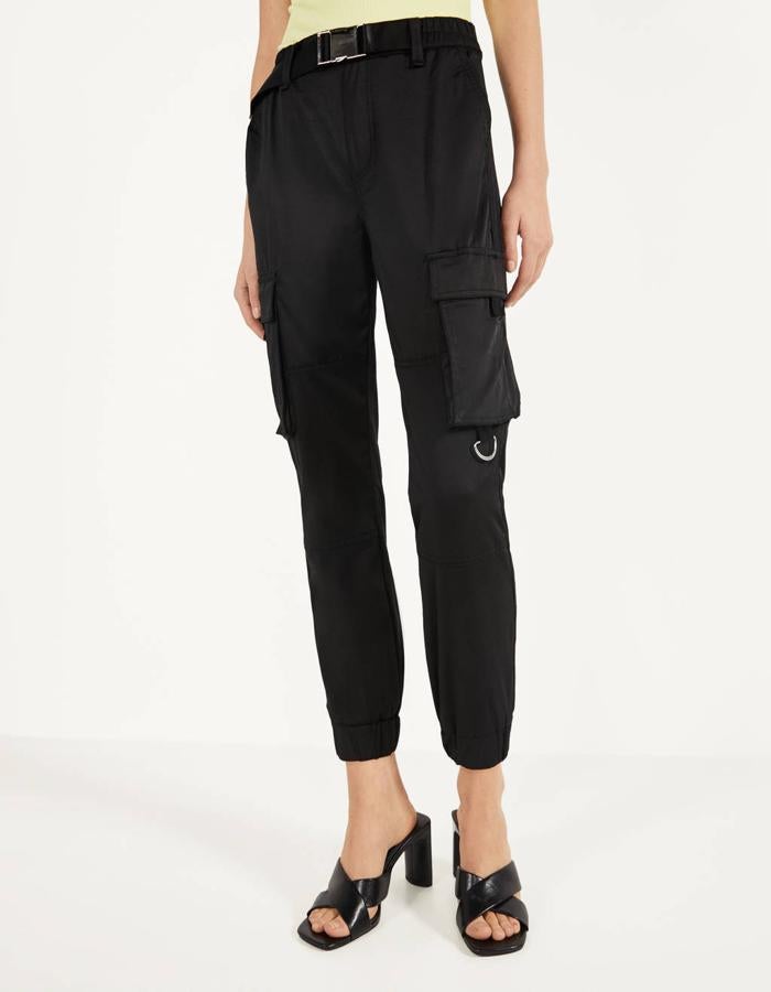 Esta pantalón jogger cargo ligeramente ancho se ciñe a la pierna a la altura de los tobillos y viene con cinturón ajustable. Es de Bershka y de 25,99 euros ha pasado a 15,59 euros. Está disponible entre las tallas XS y XL.