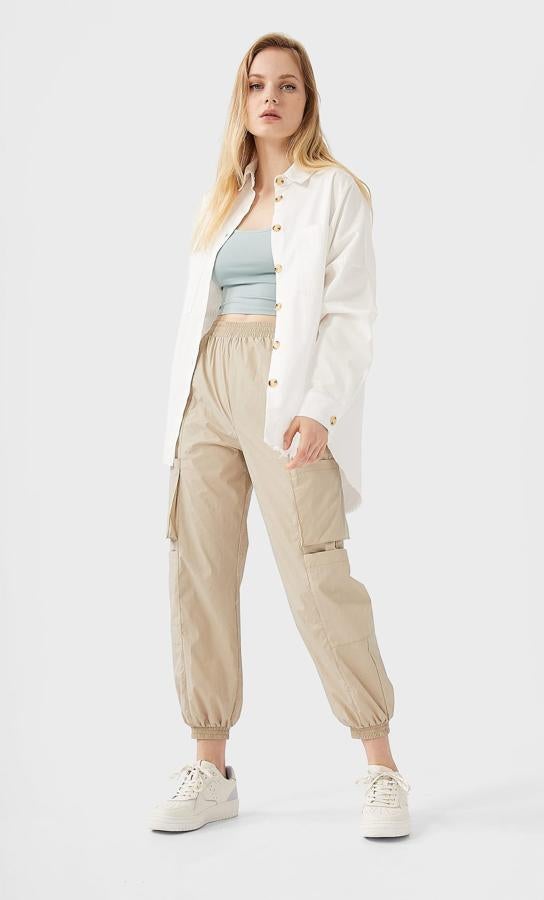 Confeccionado en nylon, y con bolsillos dobles, este pantalón en beige claro es de Stradivarius y de 19,99 euros ha pasado a 9,99 euros. Solo está disponible en las tallas XS y S, y ambas se están agotando.