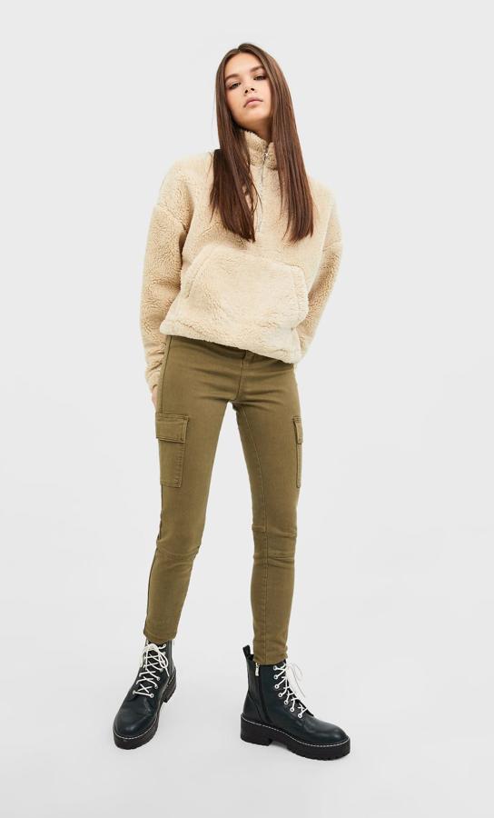 Los pantalones cargo también pueden ser skinny y este pantalón de Stradivarius en color caqui es una buena prueba de ello. Costaba 19,99 euros y ahora podemos comprarlo por 9,99 euros entre las tallas 34 y 42, aunque ambas se están agotando.