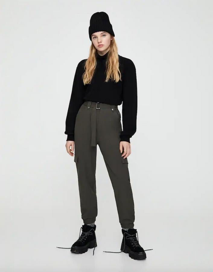 Aunque parece gris, en realidad es verde botella, pero no nos importa porque es uno de los diseños cargo más elegantes. Es de Pull&Bear, de 22,99 euros ha pasado a costar 11,49 euros y está disponible entre las tallas XS y XL.