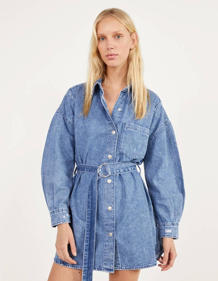 Otra de las apuesta de Bershka por el vestido corto denim es este en azul lavado, con cuello camisa y manga larga. Con cierre frontal de botones y cinturón a tono, cuesta 19,99 euros y está disponible entre las tallas XS y M.