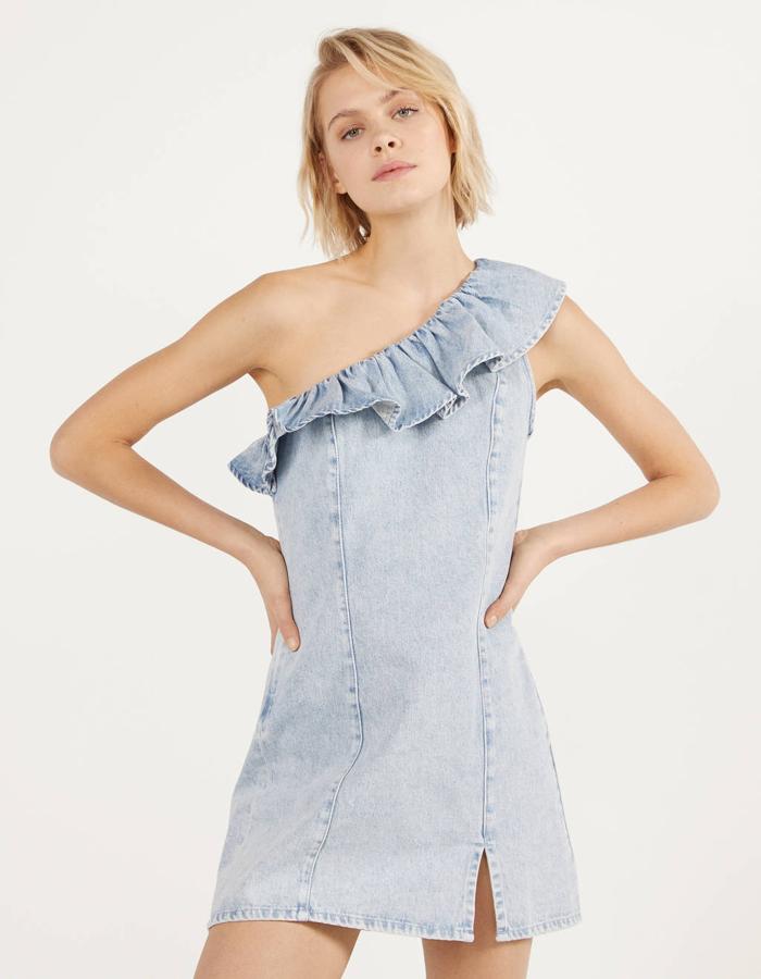 Uno de los más innovadores es este vestido asimétrico con volantes de Bershka en azul lavado con fit ajustado. Cuesta 29,99 euros y está disponible entre las tallas XS y L, aunque la última se está agotando.