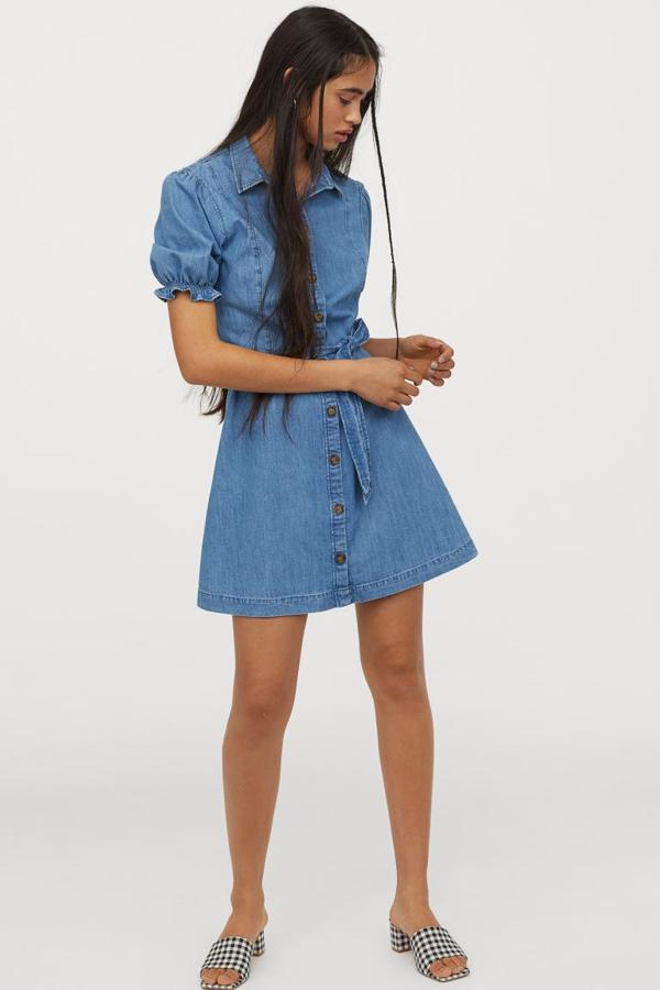 En H&M hemos encontrado este vestido corto ligeramente entallado en denim lavado con cinturón extraíble y mangas puffy. Cuesta 34,99 euros y está disponible en las tallas 32, 34, 38, 40 y 46, aunque se están agotando todas.