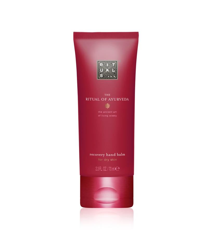 Con un 95% de ingredientes naturales, rehidrata rápidamente sin dejar sensación grasa. Además, una experiencia sensorial con ayuda de sus ingredientes ayurvédicos: almendra dulce y la rosa india.  Ayurveda Hand Balm de Rituals  (9,90 €).