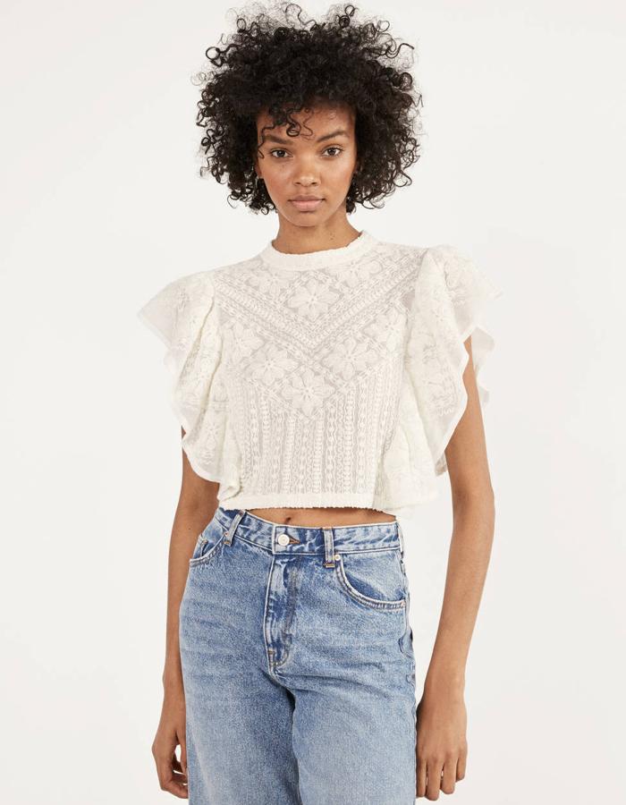 Tenemos una tercera opción para actualizar tu armario, las faldas, los shorts y los pantalones, con un top en tendencia. Se trata de un diseño con bordado suizo y volantes de Bershka (25,99 euros). Es infalble.