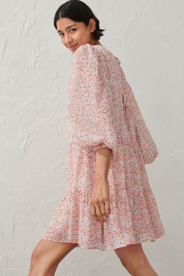 Esta variación del vestido con las mangas 'puffy' nos parece especialmente bonita, porque el estampado floral en rosa coincide con la tendencia de los colores suaves y tiernos que vamos a ver hasta el final del año. Lleva las necesarias mangas globo, el cuello adornado con un volante, una costura fruncida en la cintura y la cadera y forro de punto (H&M, 24,99 euros).