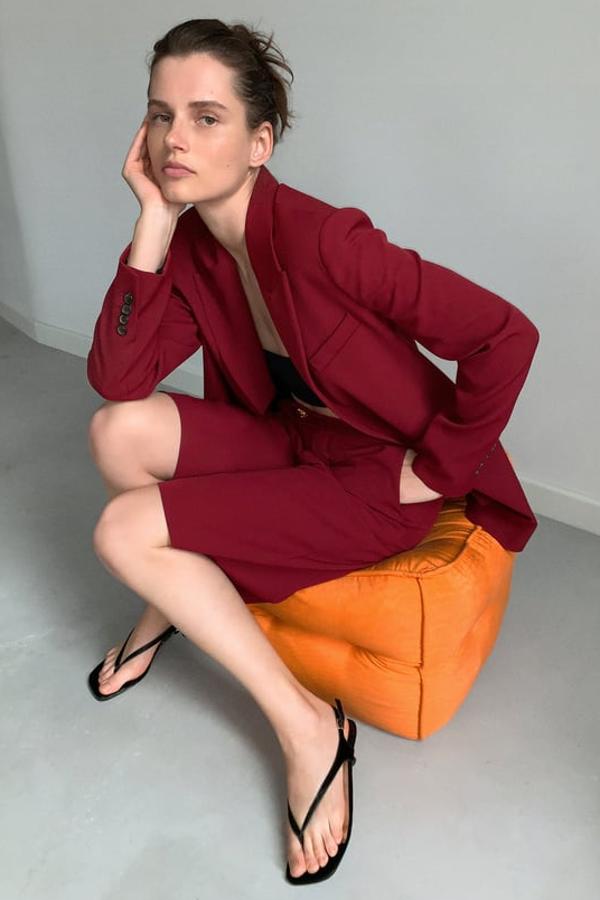 Todo lo que te pongas con bermudas esta primavera alcanzará inmediatamente el más alto estatus en la tendencia. Esta opción minimalista en color budeos de Zara es perfecta: tiene el tiro alto y cómodo y un largo súper favorecedor (39,95 euros). Y te puedes comprar la americana a juego para mayor impacto (69,95 euros).