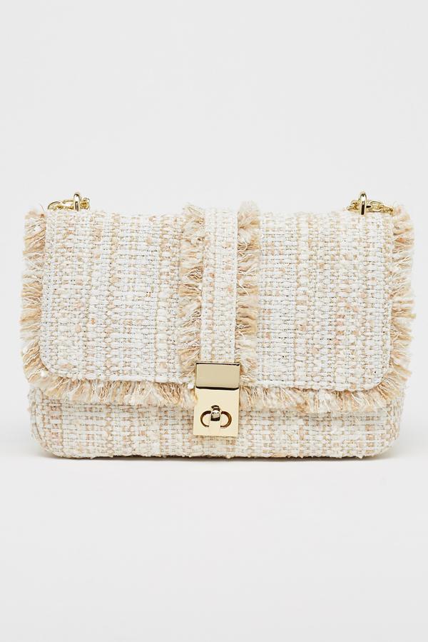 Este verano se vuelve a repetir la tendencia. Y es que los  bolsos de rafia  son perfecto para los meses de calor y nos recuerdan tanto a las vacaciones que es imposible resistirse (16,99 euros).