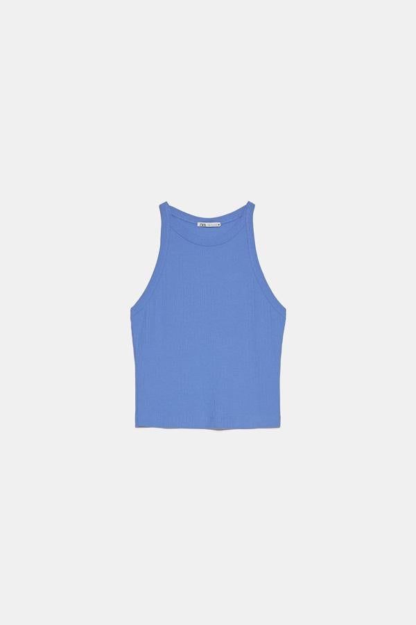 Top de punto en color azul bebé, (7,99 euros).