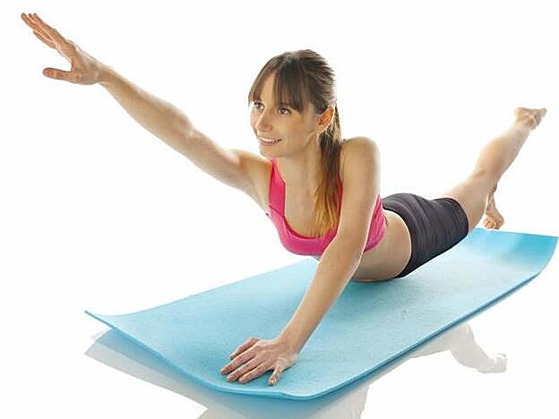 Ejercicio de nado, perfecto para tonificar piernas, glúteos y abdomen