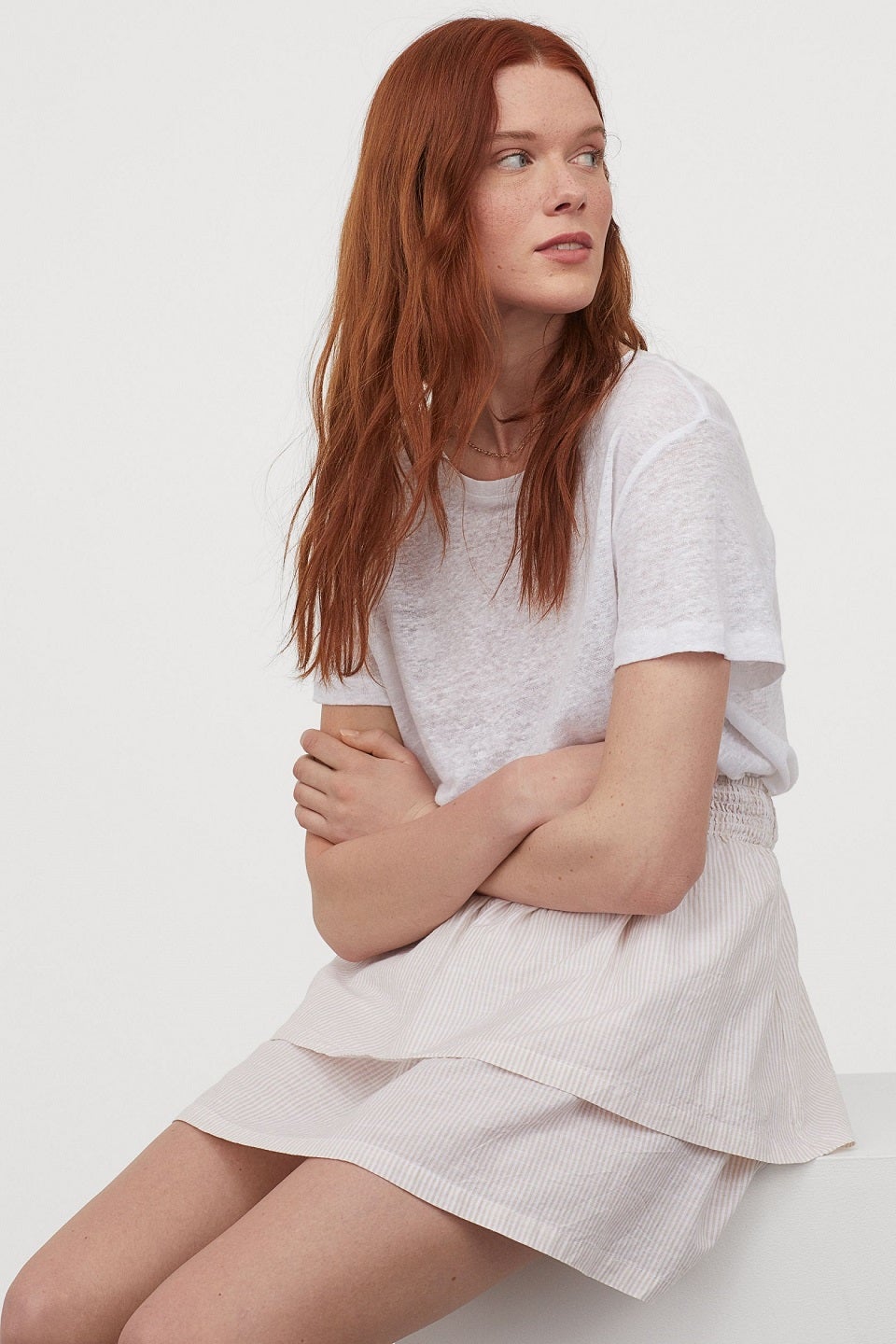 Minifalda de algodón low cost con volantes y estampado de rayas en tono beige. Perfecta para presumir de piernas bonitas... ¡y de bronceado! (14,99 euros).