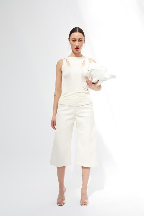 No hay discusión. Tienes que tener sí o sí unos pantalones blancos en tu fondo de armario de verano. Estos de Sfera son tipo culotte y de tiro alto (35,99 euros). Porque al contrario de lo que nos han dicho siempre, estilizan.  Y lo demostramos aquí.