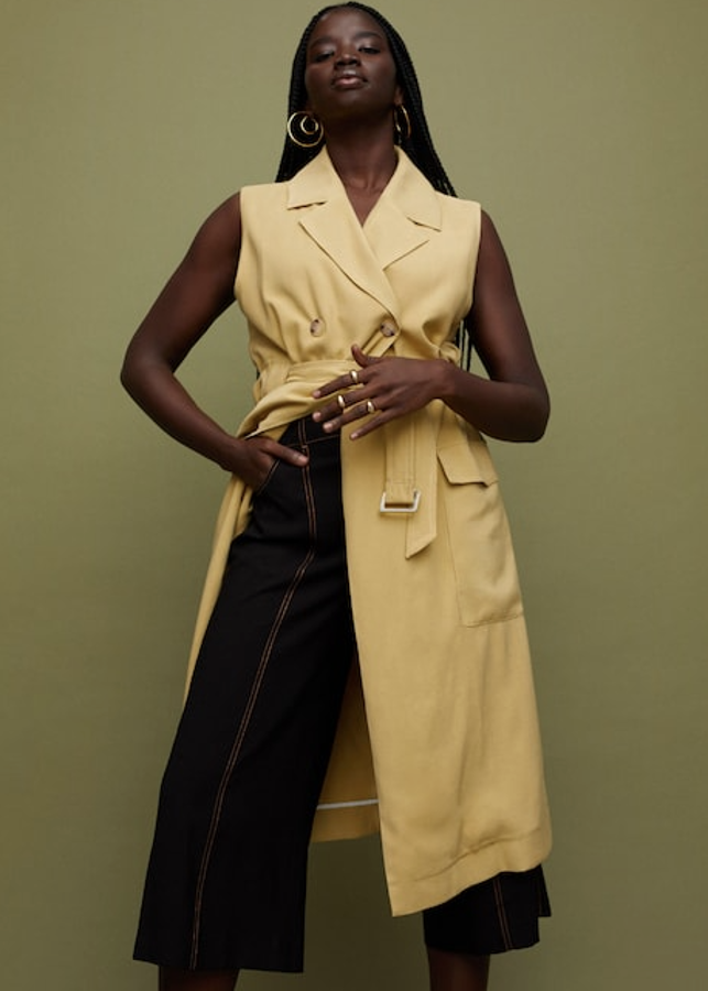 Es la prenda que va a dominar la tendencia de primavera, pues posee una versatilidad que le permite adaptarse a todo tipo de cuerpos y looks. Este que propone Violeta es especialmente protagonista: además de estar confeccionado en un material sostenible y en un color amarillo precioso, el diseño largo es súper favorecedor. Está rebajado, de 59,99 euros a 41,99 euros. La combinación con los pantalones culotte (Violeta, 49,99 euros) con las costuras decorativas es perfecta.