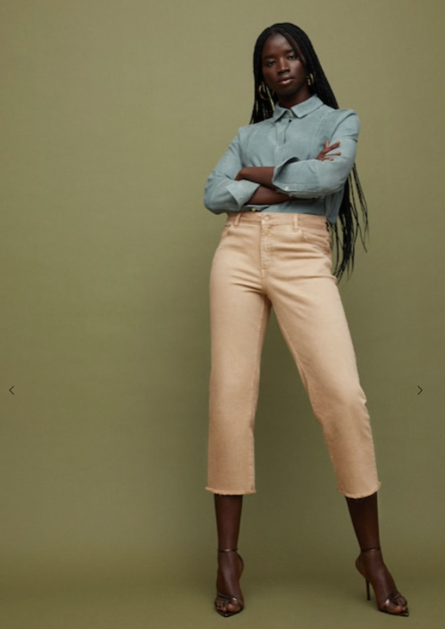 Los colores suaves se han abierto paso definitivamente entre la intensidad de los estampados y colores de temporada: necesitamos su dulzura y suavidad. Este look de Violeta es de los más bonitos que hemos visto en esta gama cromática. Los vaqueros crop en un suavísimo rosa (39,99 euros) están confeccionados con algodón sostenible, y la sobrecamisa azul cielo (119,99 euros) está confeccionada en piel.