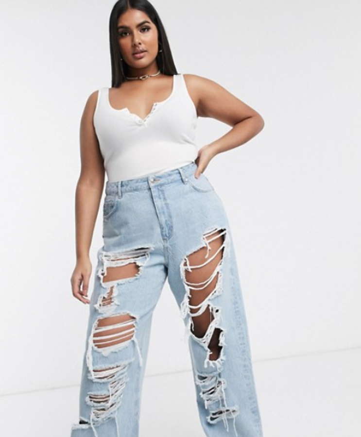La tendencia que nos devuelve a los años 90 se fija especialmente en el denim, que será de colores o con estos rotos gigantes y nada estratégicos. Nos gusta esta propuesta que linda con el destrozo de Asos Design Curve (48,99 euros). Tienen un corte 'dad', talle alto y un lavado claro.