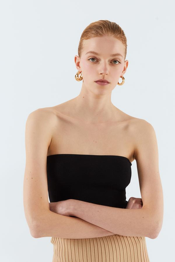 Ya es un hecho. Vuelven los tops palabra de honor. Aunque las que crecimos en los 90 juramos no llevarlos nunca más, parece que vamos a volver a caer... Aunque si es con este negro y sencillo, no nos importa tanto (13,99 euros).