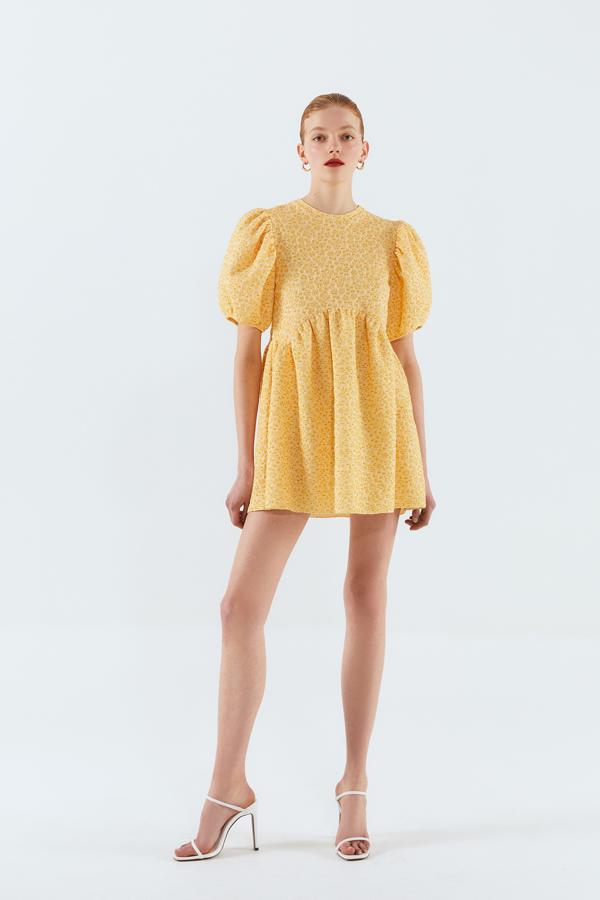 Somos unas románticas y no nos podemos resistir a  esta tendencia de verano: los vestidos mini . Este en amarillo ya es nuestra debilidad (29,99 euros).