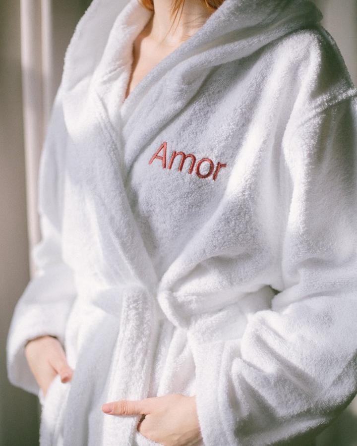 Sin duda ha sido ver la web de la firma y volver a la infancia. ¿Albornoces blancos bordados? ¡Un rotundo sí! Albornoz blanco, (66 euros).