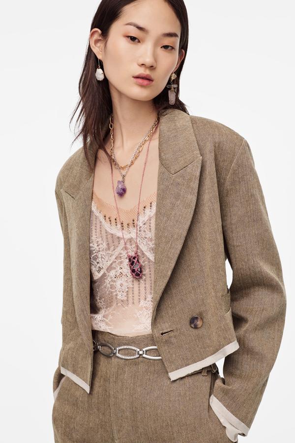 Chaqueta tipo blazer, en versión cropped y tejido rústico, de la nueva colección de Zara (69,95 euros).