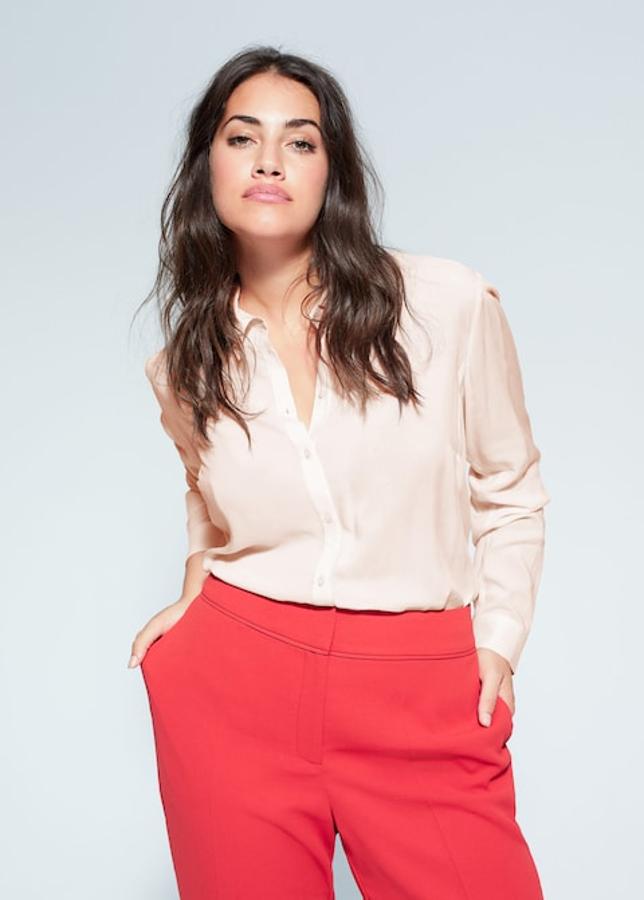 Camisa de efecto satén en color salmón, de Violeta, (13,99 euros).