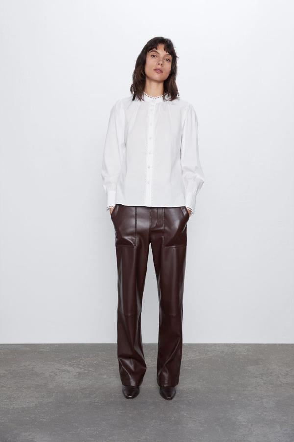 Camisa blanca con mangas ligeramente abullonadas de Zara, (15,99 euros).