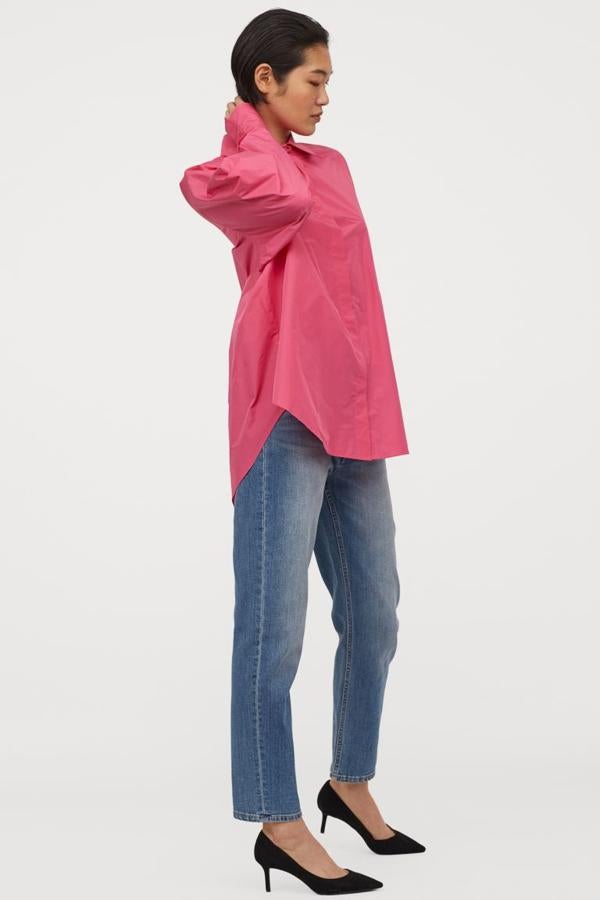 Camisa en tono cereza de H&M, (39,99 euros).