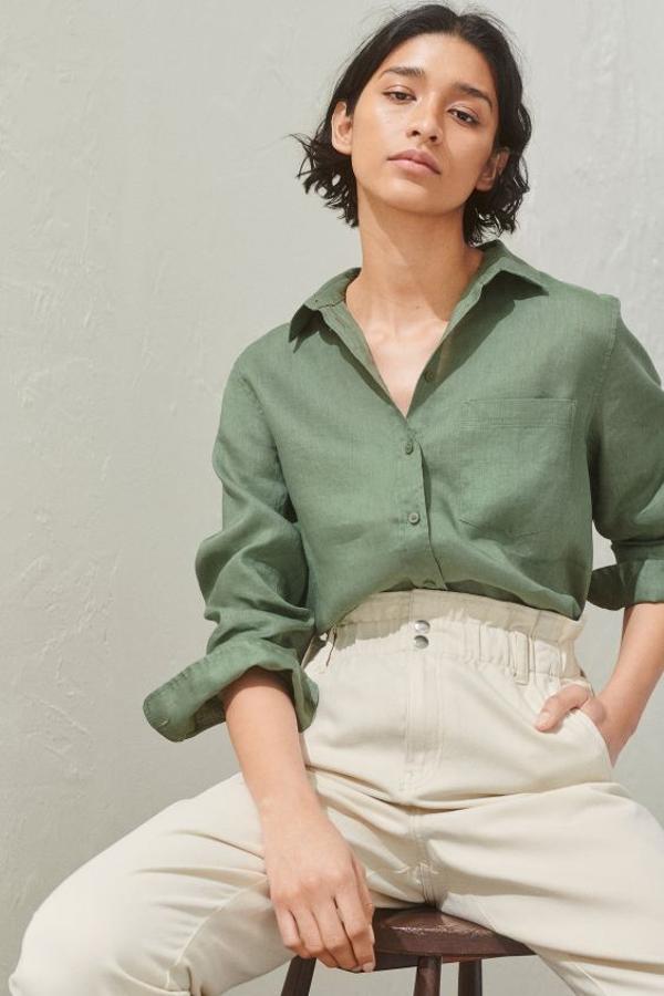Camisa de lino en color verde de H&M, (24,99 euros).