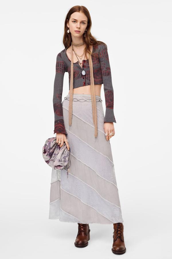 Falda combinada con tiras en diagonal, en tono gris perla, de la nueva colección de Zara (69,95 euros).