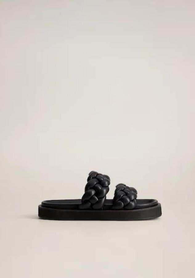 Sandalia plana con tira trenzada, de Mango (39,99 euros).